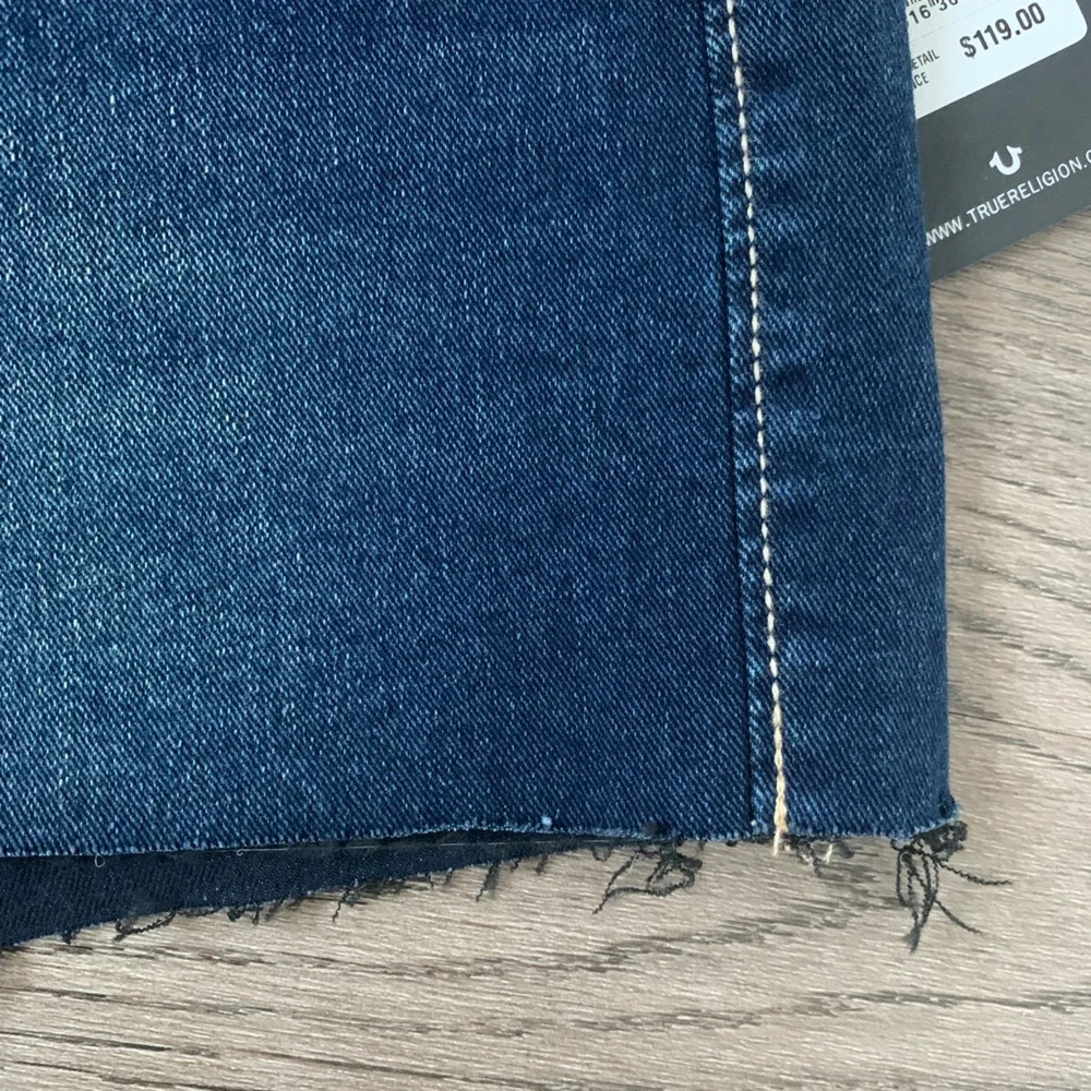 True Religion Jennie Mid Rise Raw Hem Shorts - Size 31 - Dark Scorched Wash NWT - Picture 6 of 15